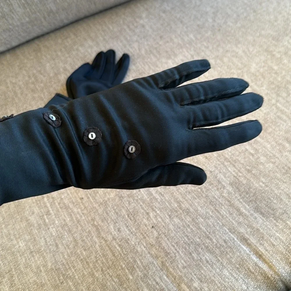 Beautiful pair of vintage black unlined gloves fit like a size medium / large